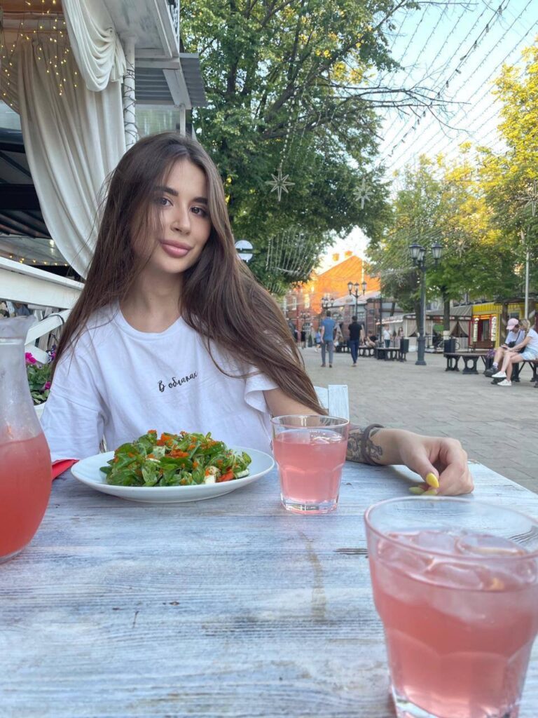 Эскорт-модель Кейти Drive Models